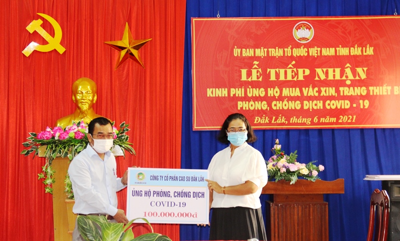 Tiếp nhận kinh phí ủng hộ mua vắc xin, trang thiết bị phòng, chống dịch Covid-19