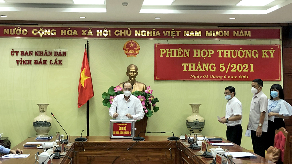 UBND tỉnh ủng hộ Quỹ phòng, chống dịch COVID-19