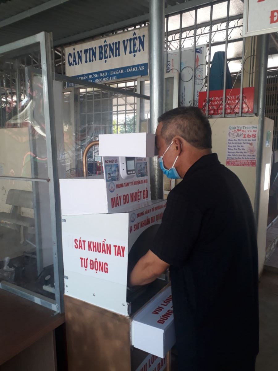 Trung tâm Y tế huyện Ea Kar: Chế tạo thành công máy đo thân nhiệt và sát khuẩn tự động