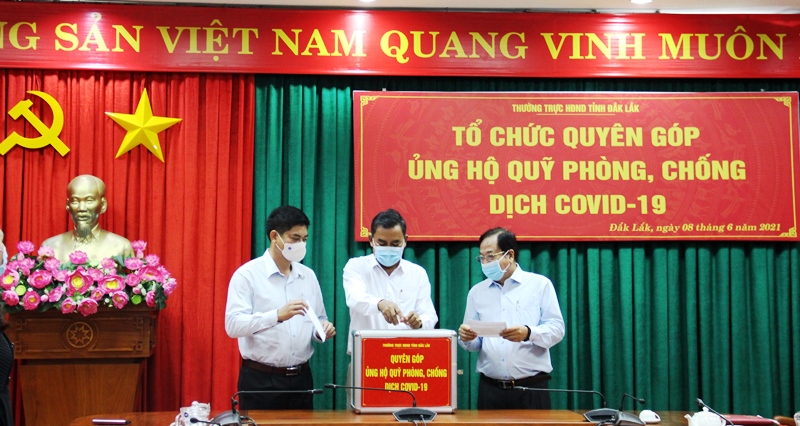 Hội đồng Nhân dân tỉnh ủng hộ Quỹ phòng, chống Covid-19