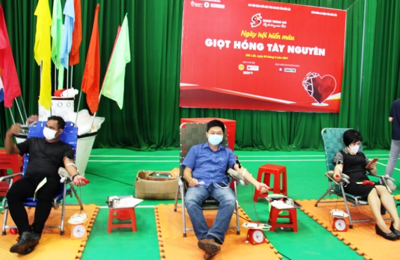 Hơn 600 đoàn viên công đoàn tham gia Chương trình “Ngày hội hiến máu giọt hồng Tây Nguyên”