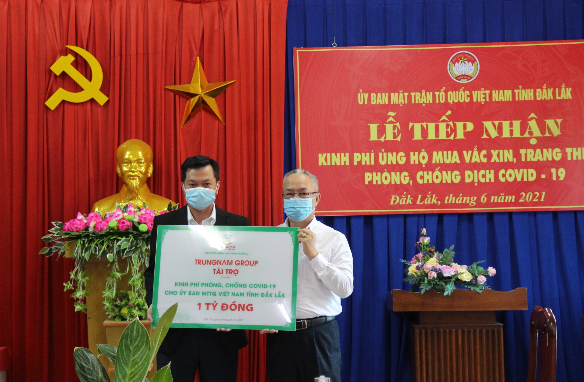Tiếp nhận kinh phí ủng hộ mua vắc xin, trang thiết bị phòng chống dịch COVID-19