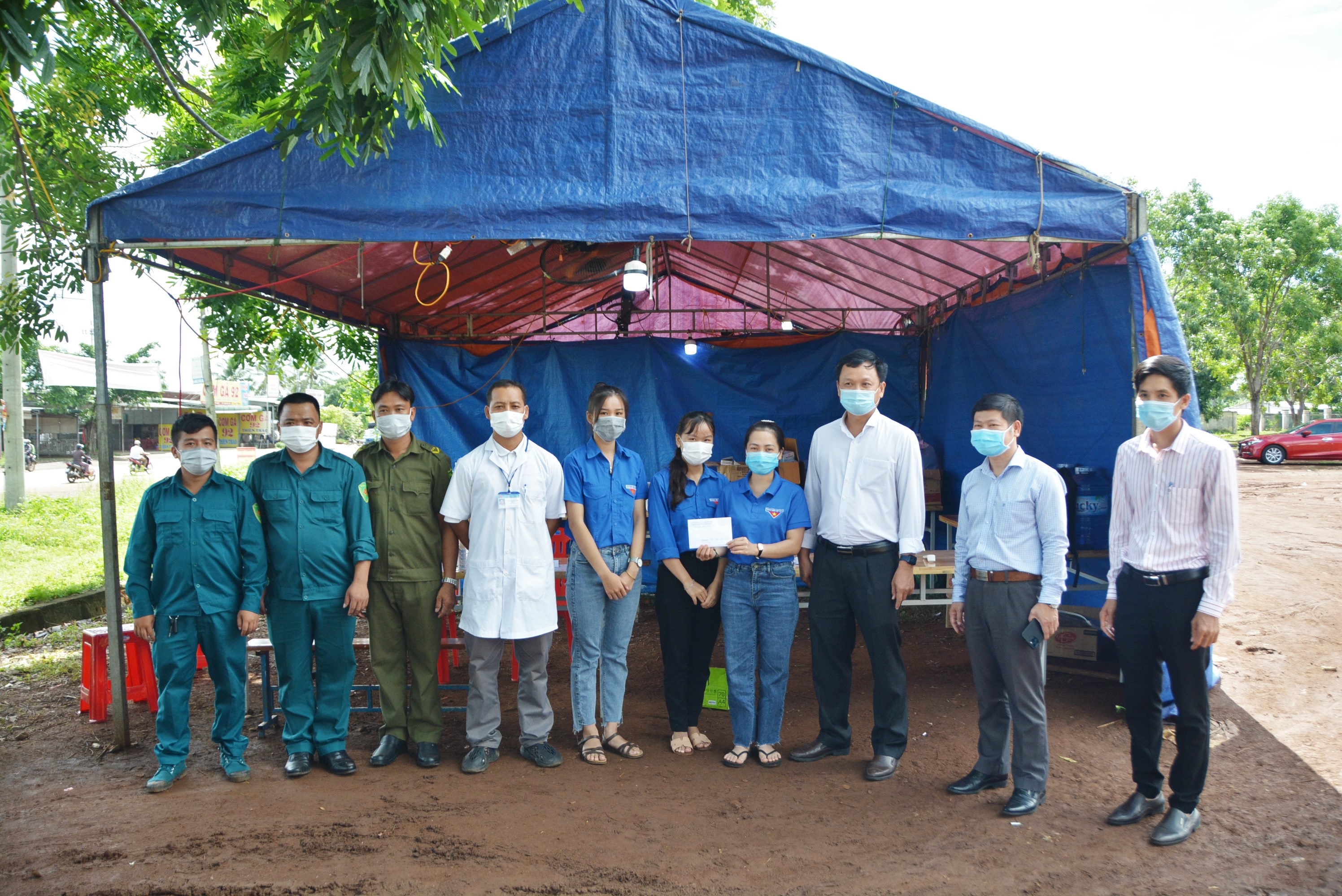 Lãnh đạo thành phố Buôn Ma Thuột thăm chốt kiểm soát phòng chống dịch COVID-19