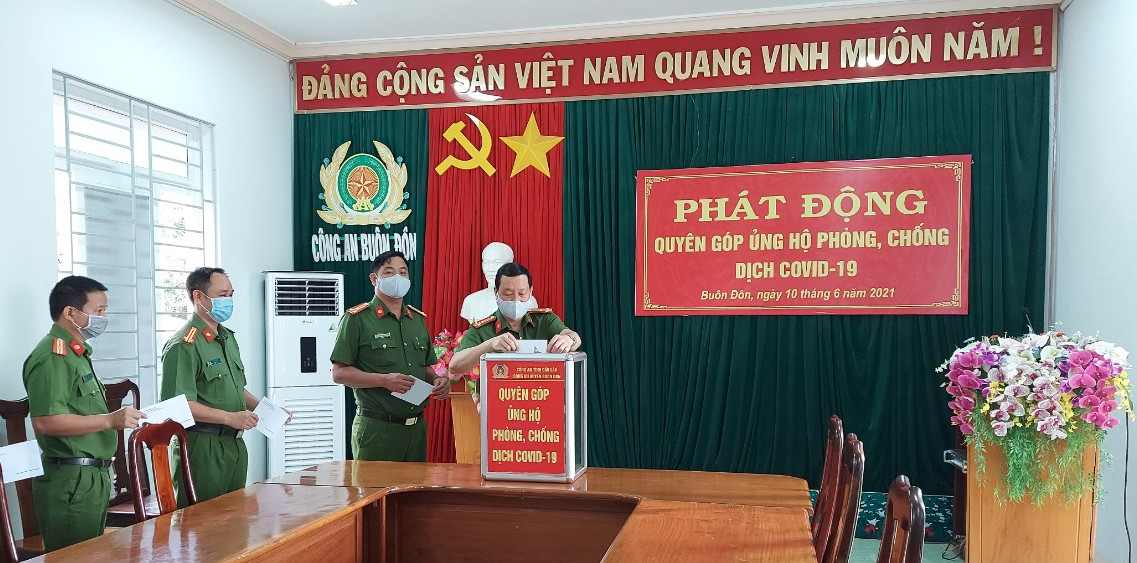 Công an huyện Buôn Đôn ủng hộ 64 triệu đồng vào “Quỹ phòng, chống dịch Covid – 19”