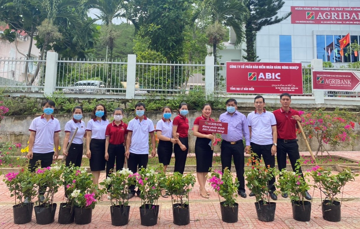 Agribank chi nhánh huyện Lắk chung tay cùng địa phương trong hoạt động “Vì tương lai xanh”