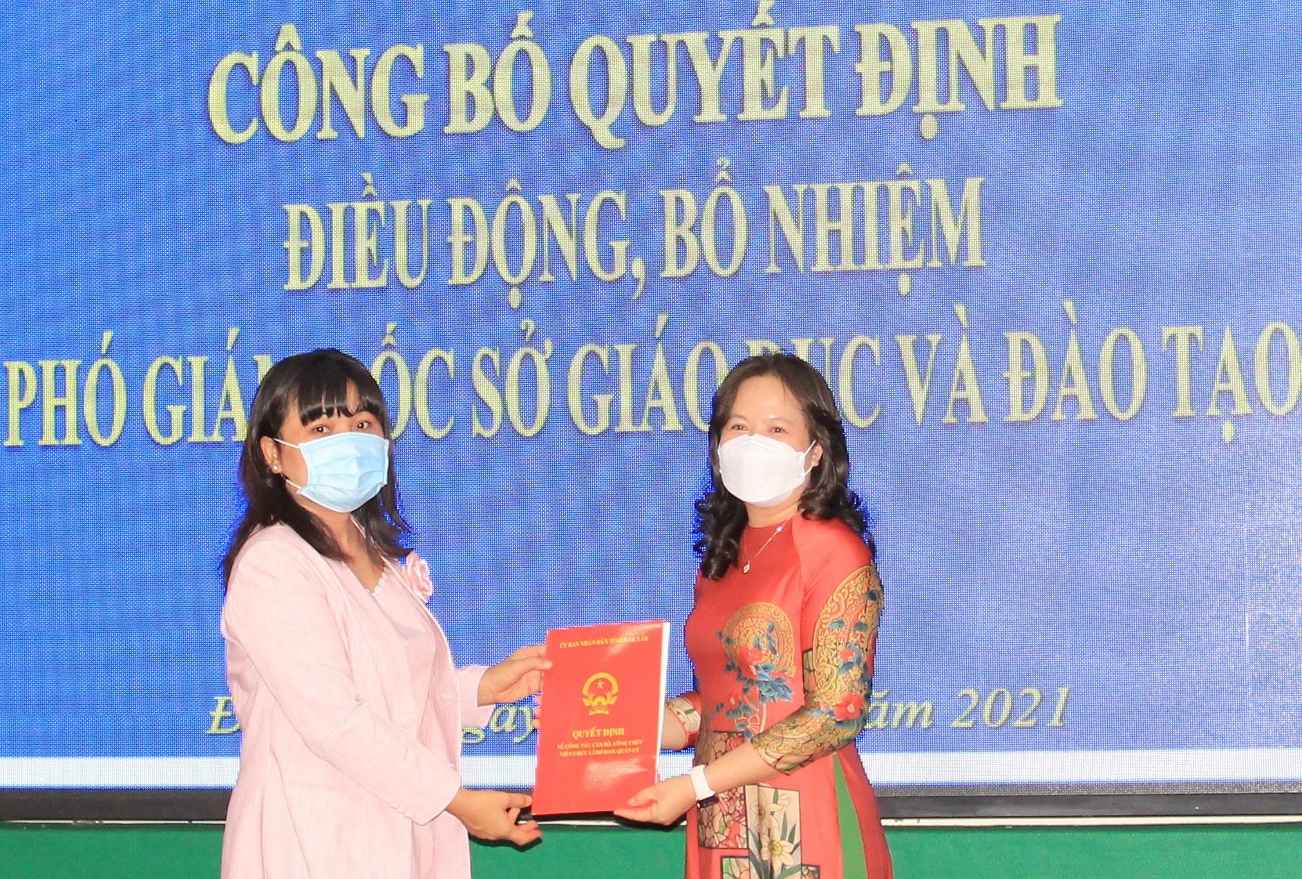 Announcing the Decision on transferring and nominating Vice-Director of the Department of Education and Training