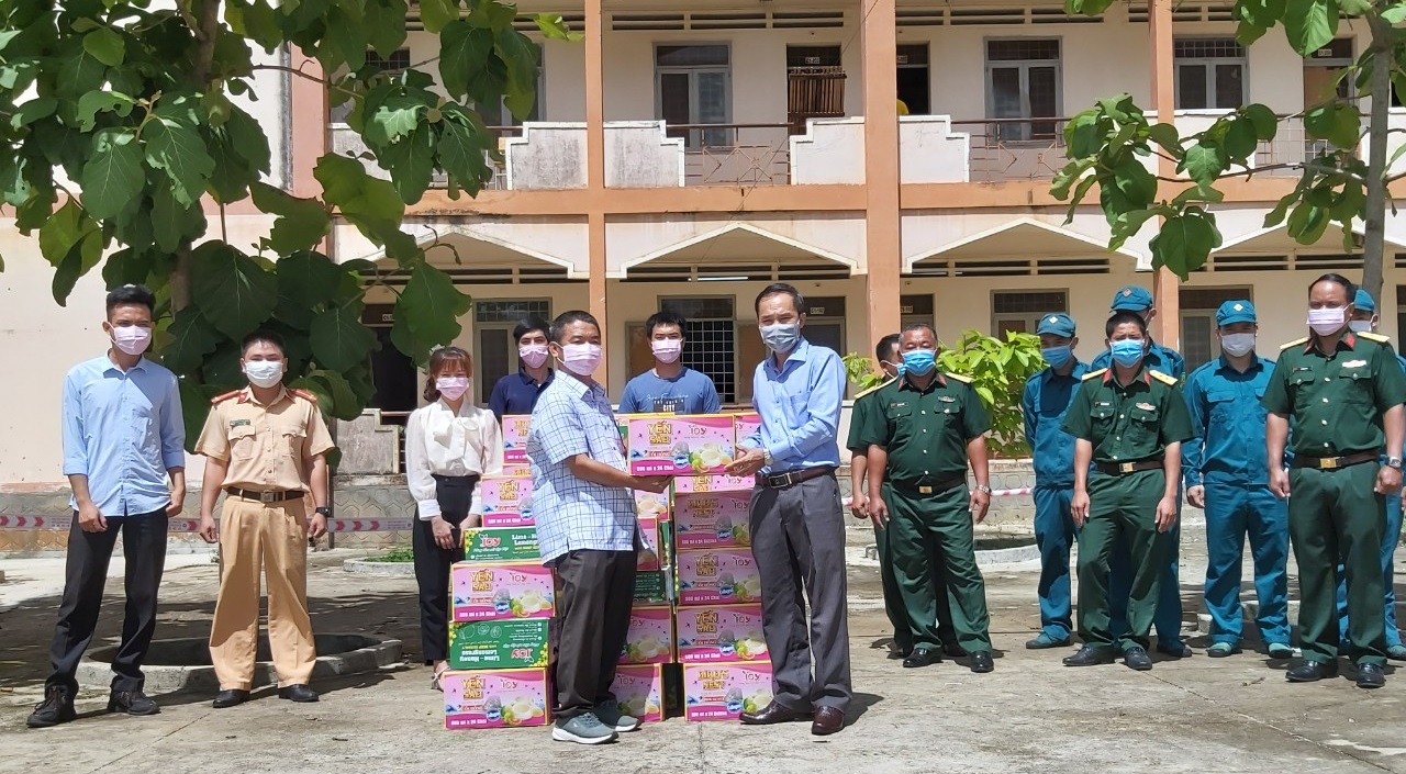 Tặng 500 phần quà cho lực lượng tuyến đầu tham gia phòng, chống dịch COVID-19