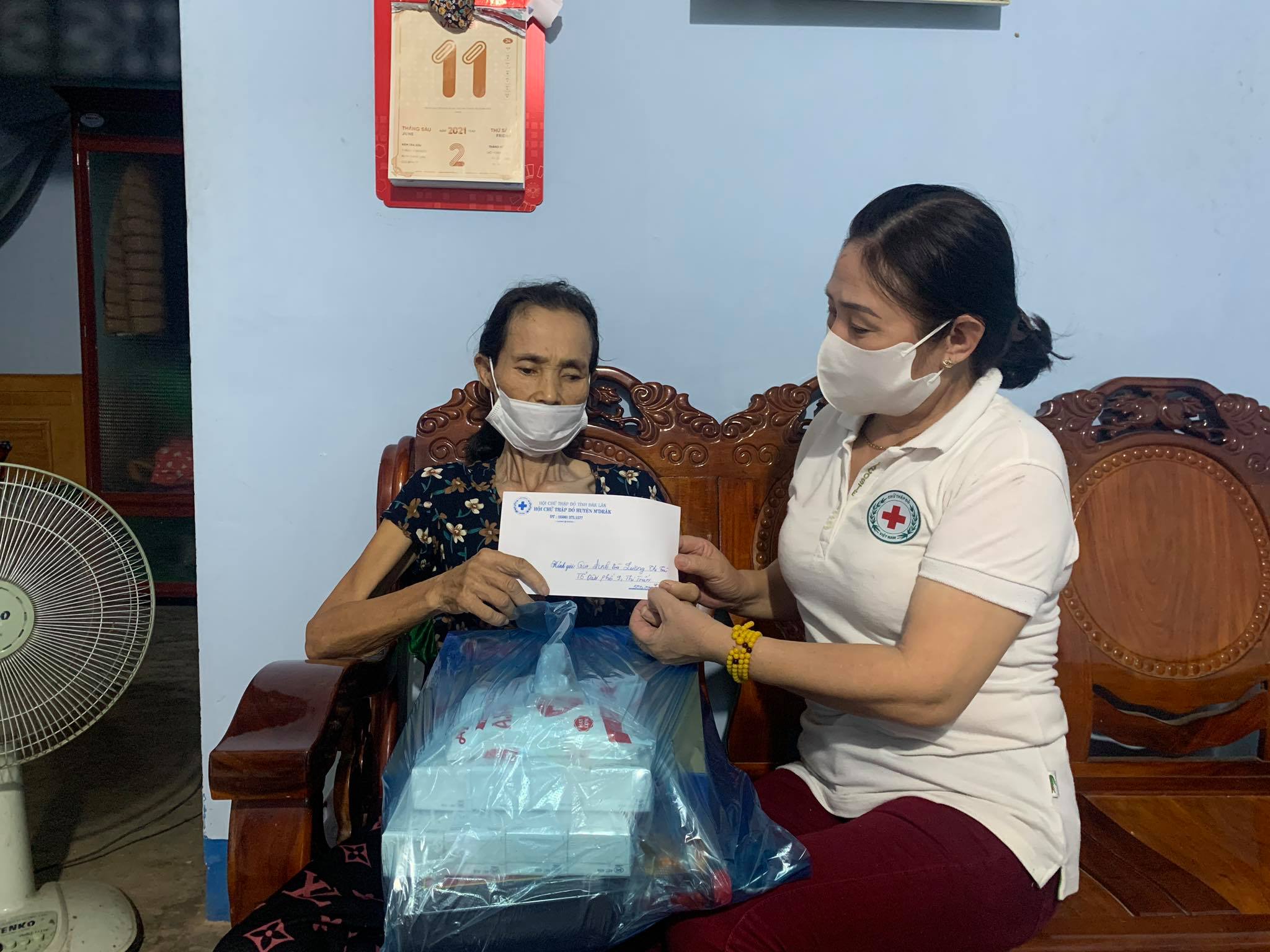 Hội Chữ thập đỏ huyện M'Drắk thăm, tặng quà gia đình có hoàn cảnh khó khăn