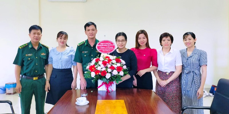 Bộ đội Biên phòng tỉnh thăm và tặng hoa chúc mừng Cổng Thông tin điện tử tỉnh