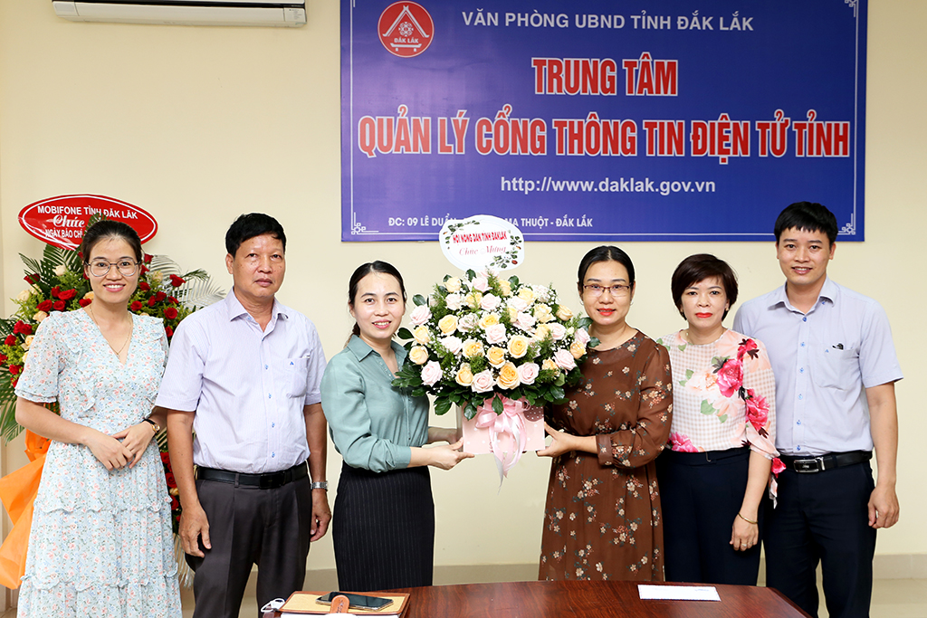 Các đơn vị chúc mừng Trung tâm Quản lý Cổng thông tin điện tử tỉnh nhân Ngày báo chí cách mạng Việt Nam
