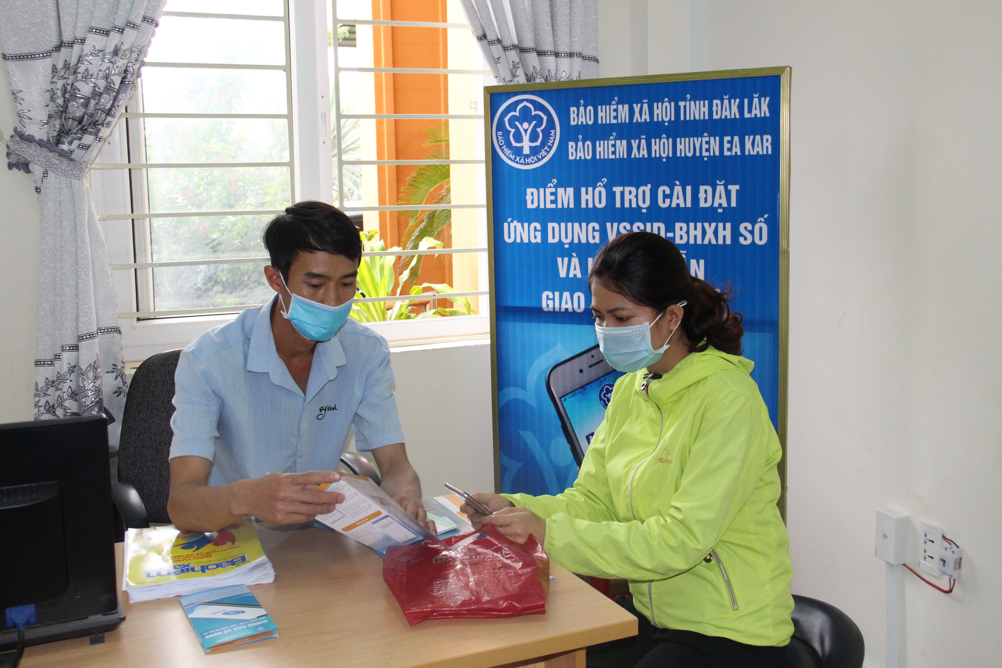 Huyện Krông Bông hỗ trợ hơn 4.600 người sử dụng ứng dụng VssID