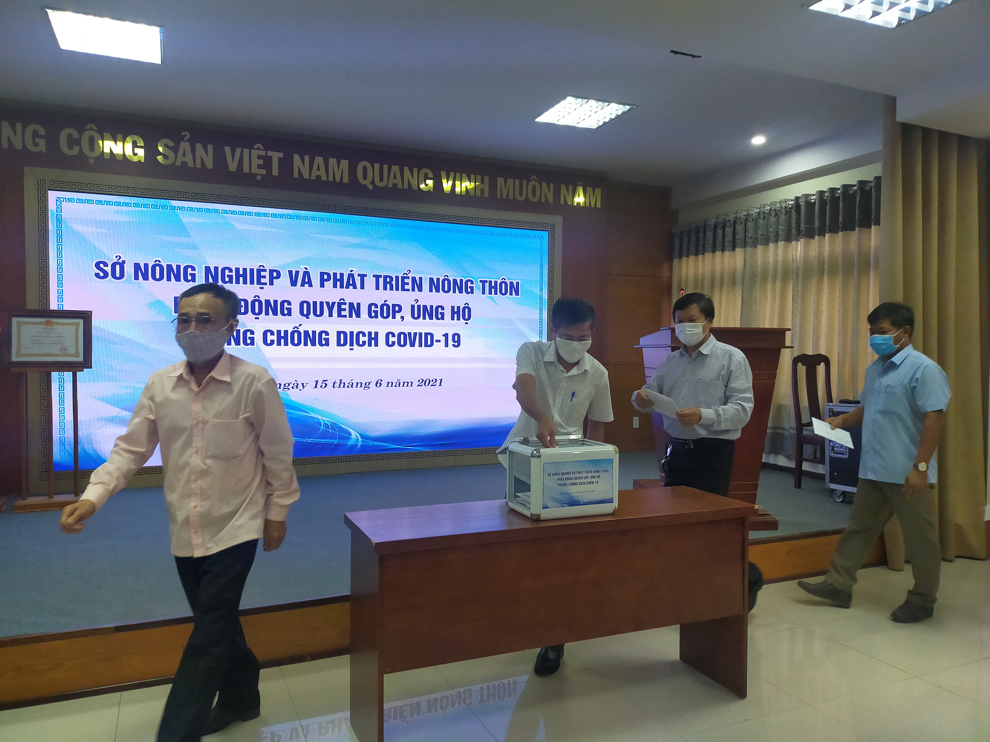 The Department of Agriculture and Rural Development mobilizes donations in support of the COVID-19 prevention and fighting fund