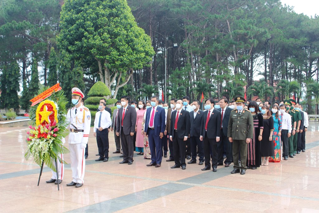 Đoàn đại biểu HĐND tỉnh viếng Nghĩa trang Liệt sỹ tỉnh trước giờ khai mạc Kỳ họp thứ Nhất, HĐND tỉnh khóa X