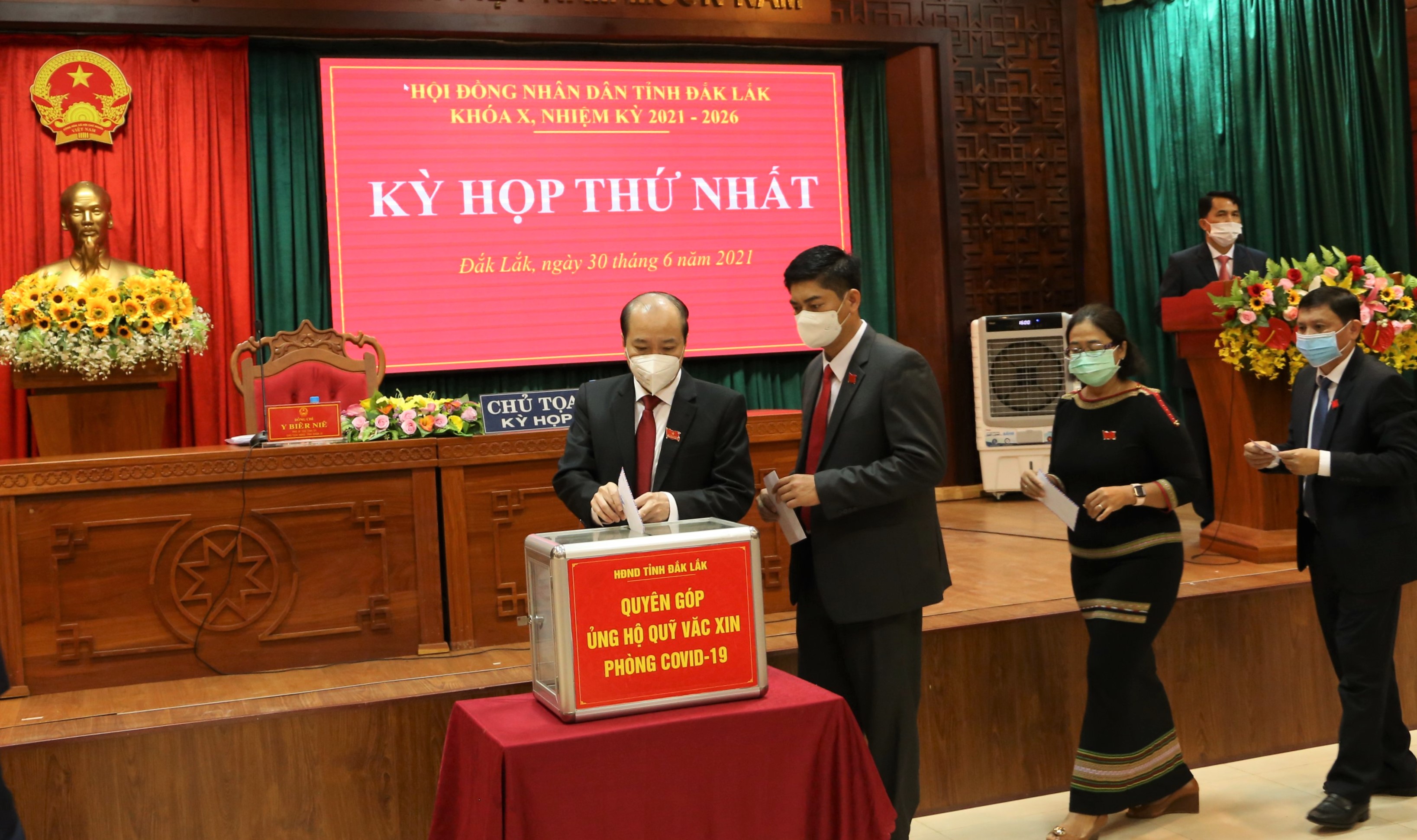 Kỳ họp thứ nhất HĐND tỉnh khóa X quyên góp, ủng hộ Quỹ phòng, chống dịch COVID-19