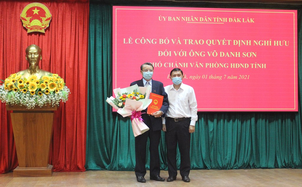 Trao Quyết định nghỉ hưu cho đồng chí Võ Danh Sơn, Phó Chánh Văn phòng HĐND tỉnh