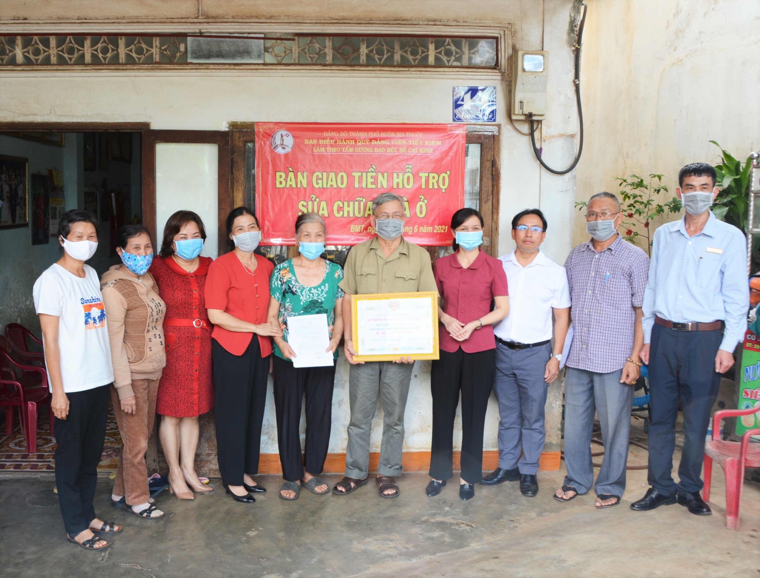 Thành ủy Buôn Ma Thuột trao tiền hỗ trợ sửa chữa nhà ở cho gia đình Đảng viên có hoàn cảnh khó khăn