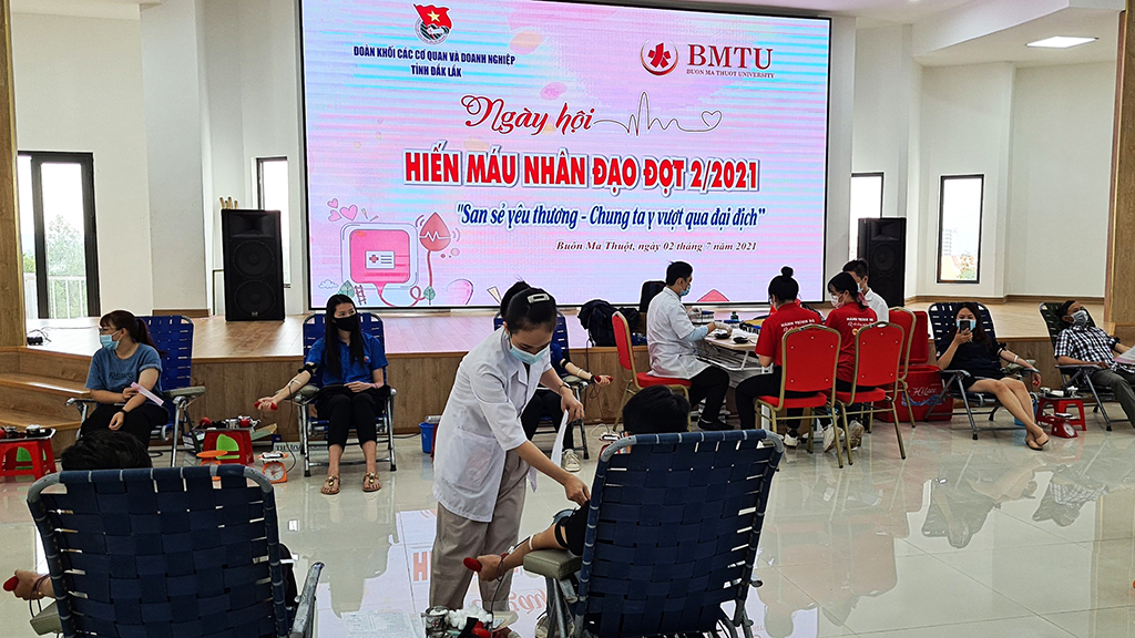 Hơn 300 đoàn viên thanh niên tham gia Ngày hội hiến máu nhân đạo
