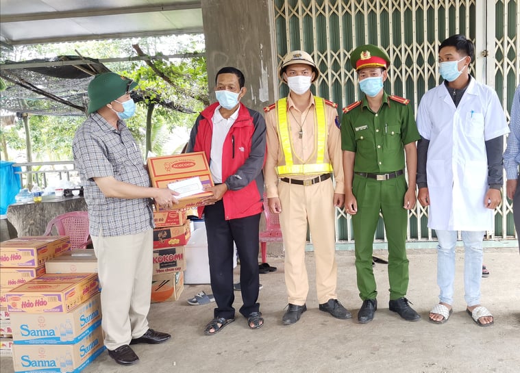 Lãnh đạo huyện M’Đrắk thăm và tặng quà 03 chốt kiểm dịch Covid-19 trên địa bàn
