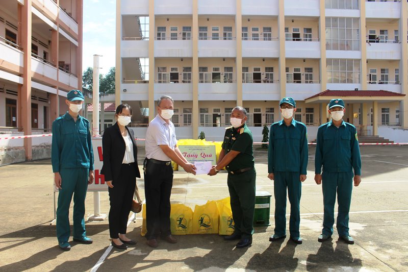 Tặng quà cho trẻ em đang thực hiện cách ly tại Trường Cao đẳng Công nghệ Tây Nguyên
