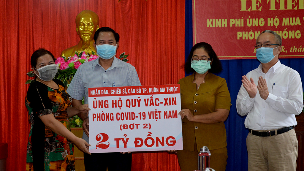 Tiếp nhận thêm 3,67 tỷ đồng ủng hộ mua vắc xin, trang thiết bị y tế phòng chống Covid-19