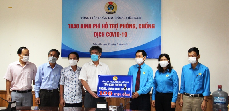 Trao hỗ trợ 100 triệu đồng cho Viện Vệ sinh Dịch tễ Tây Nguyên phòng, chống Covid-19