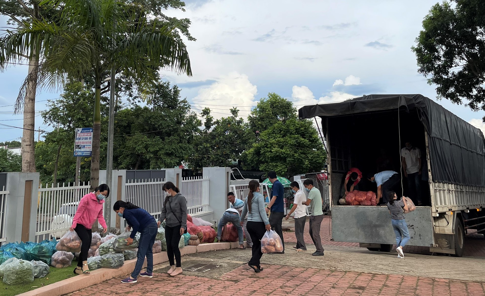 Người dân Đắk Lắk ủng hộ rau, củ và nhu yếu phẩm cho thành phố Hồ Chí Minh chống dịch