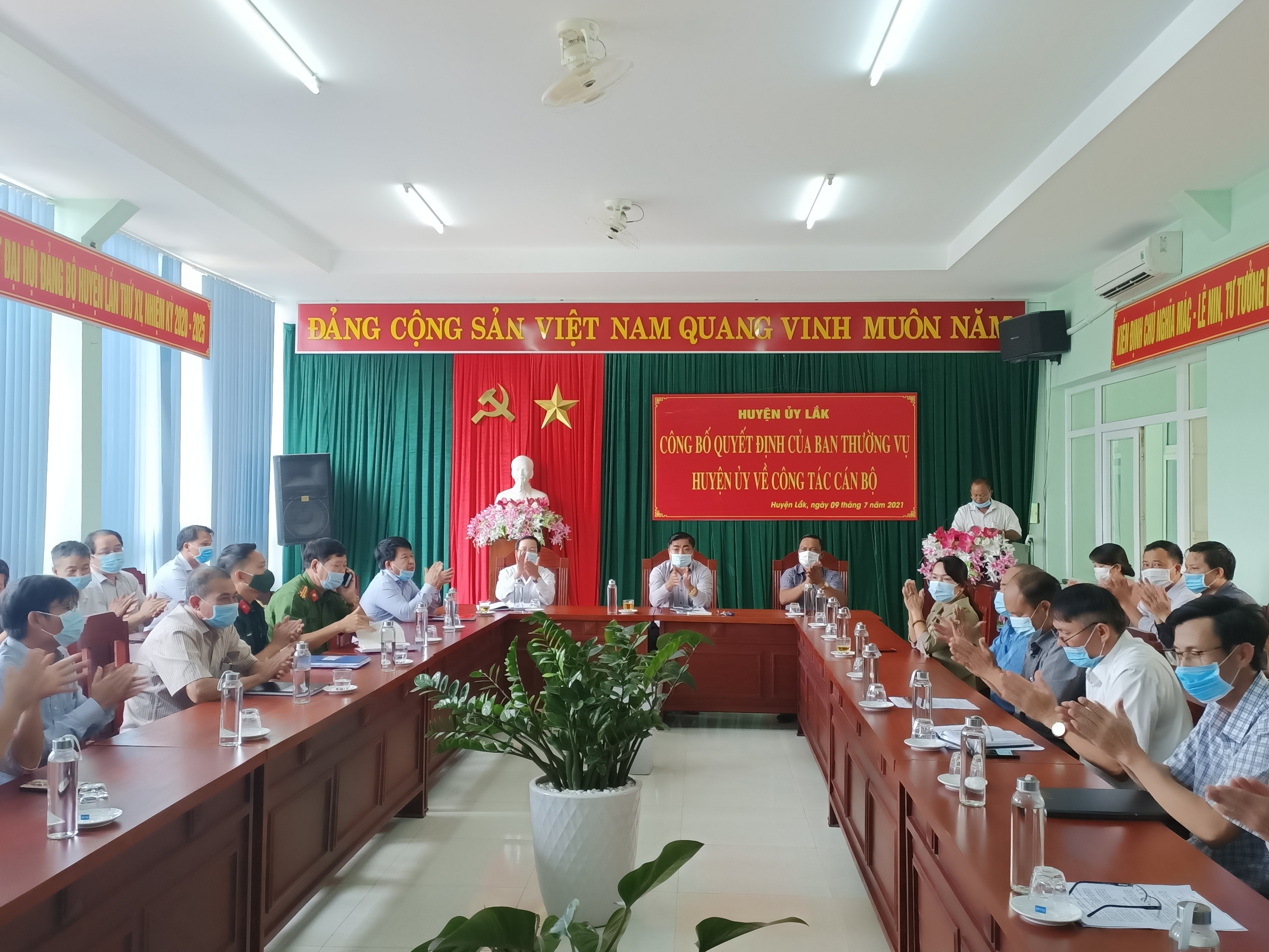 Công bố quyết định của Ban Thường vụ Huyện ủy về công tác cán bộ