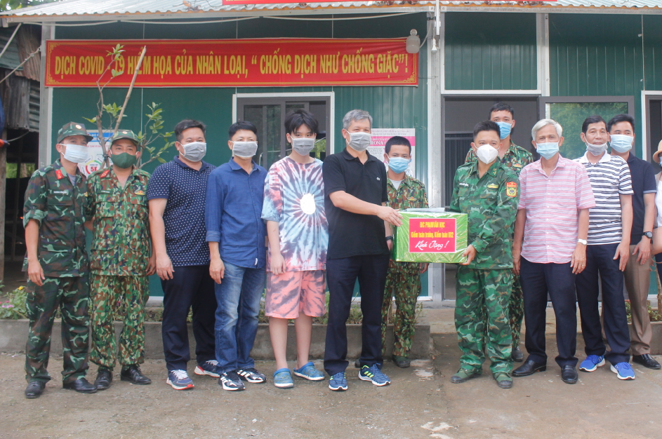 Thăm, tặng quà các chốt biên phòng kiểm soát phòng, chống dịch COVID-19