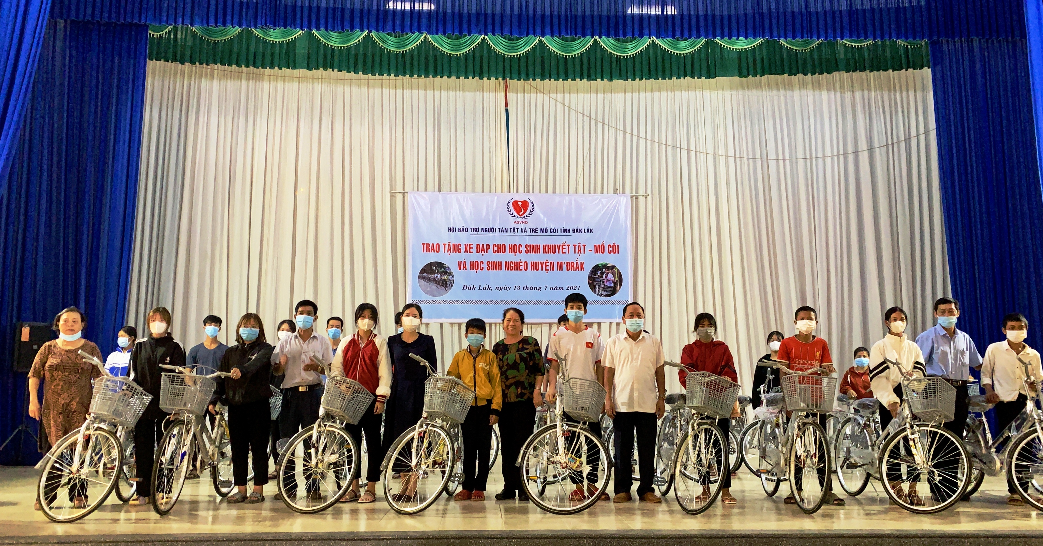 Hội Bảo trợ người tàn tật và trẻ mồ côi tỉnh Đắk Lắk trao quà cho học sinh và người nghèo