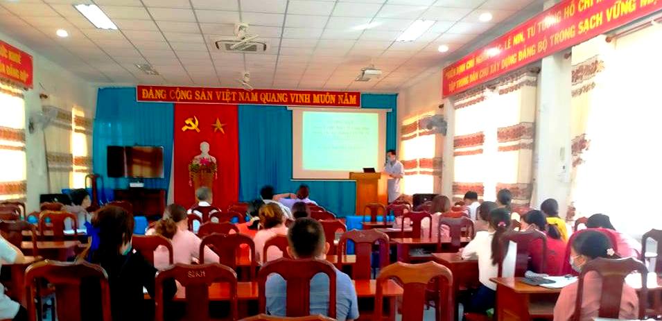 Trung tâm Y tế huyện M'Drắk tập huấn an toàn tiêm vắc xin phòng Covid-19