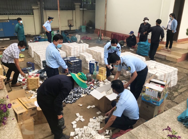 Tiêu hủy hơn 25 nghìn bao thuốc lá và nhiều hàng hóa vi phạm