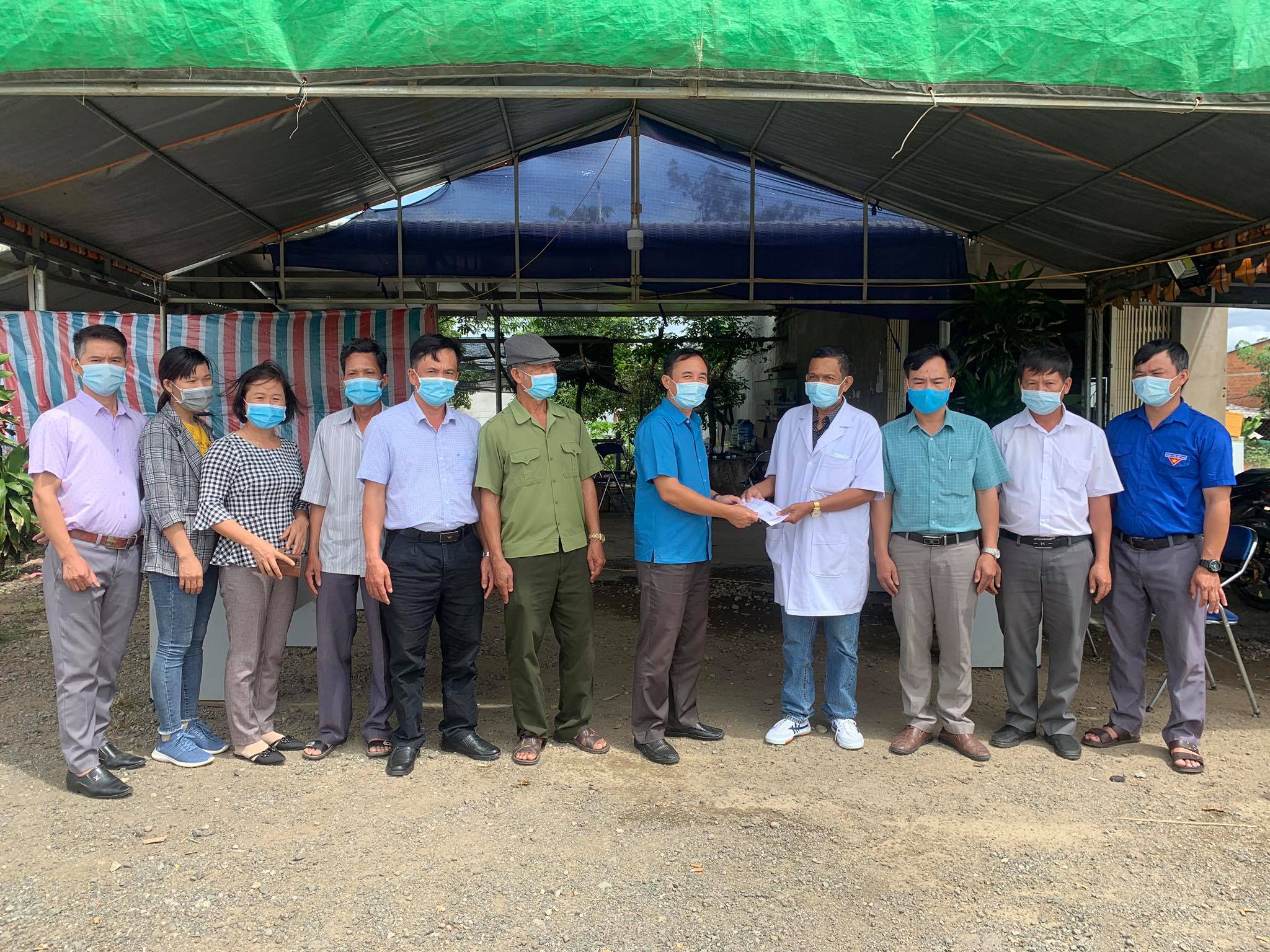 Liên đoàn Lao động huyện M'Drắk thăm tặng quà các chốt kiểm soát dịch Covid-19