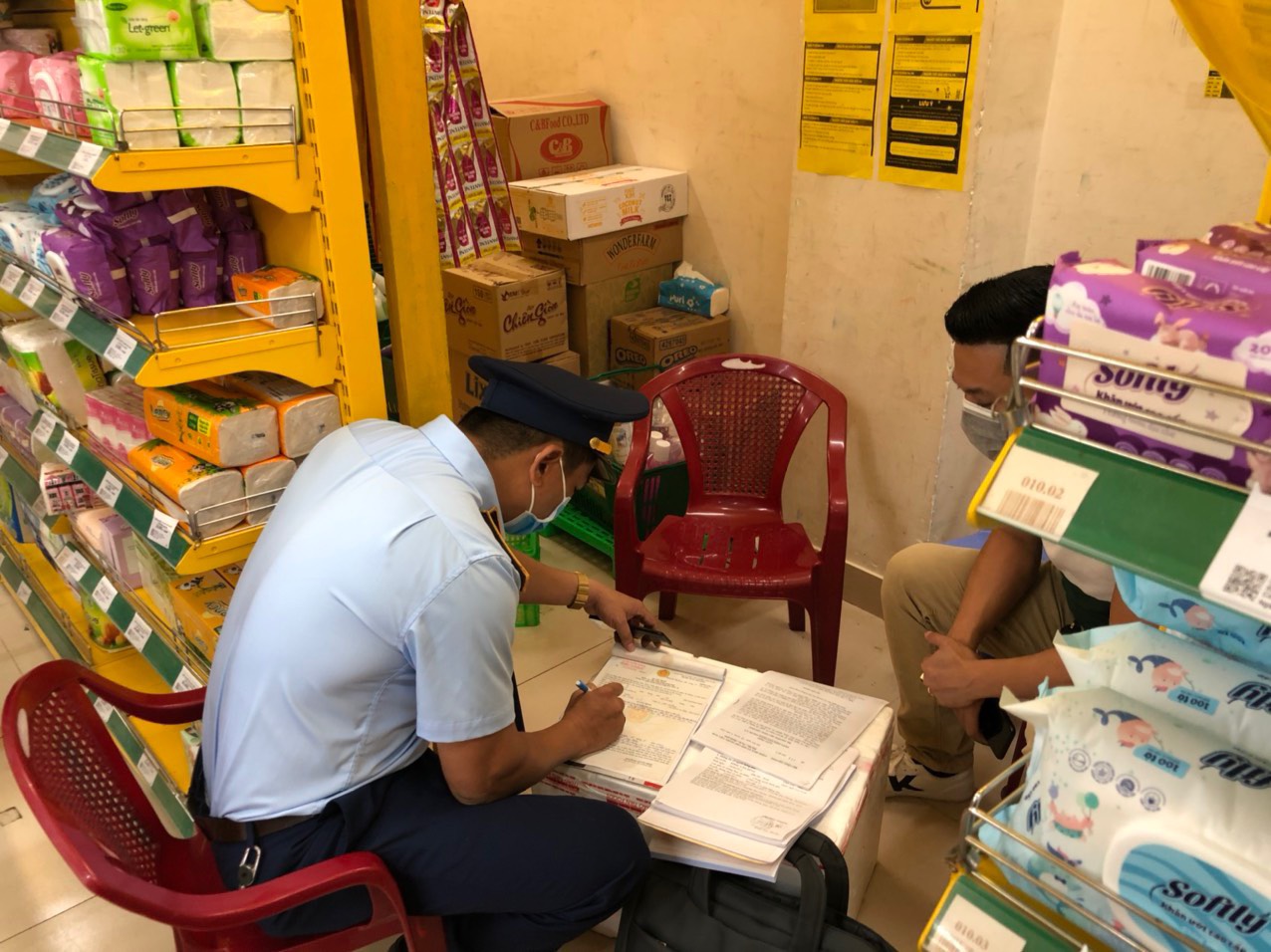 Lập biên bản xử  phạt cửa hàng Bách Hóa Xanh tại Buôn Ma Thuột