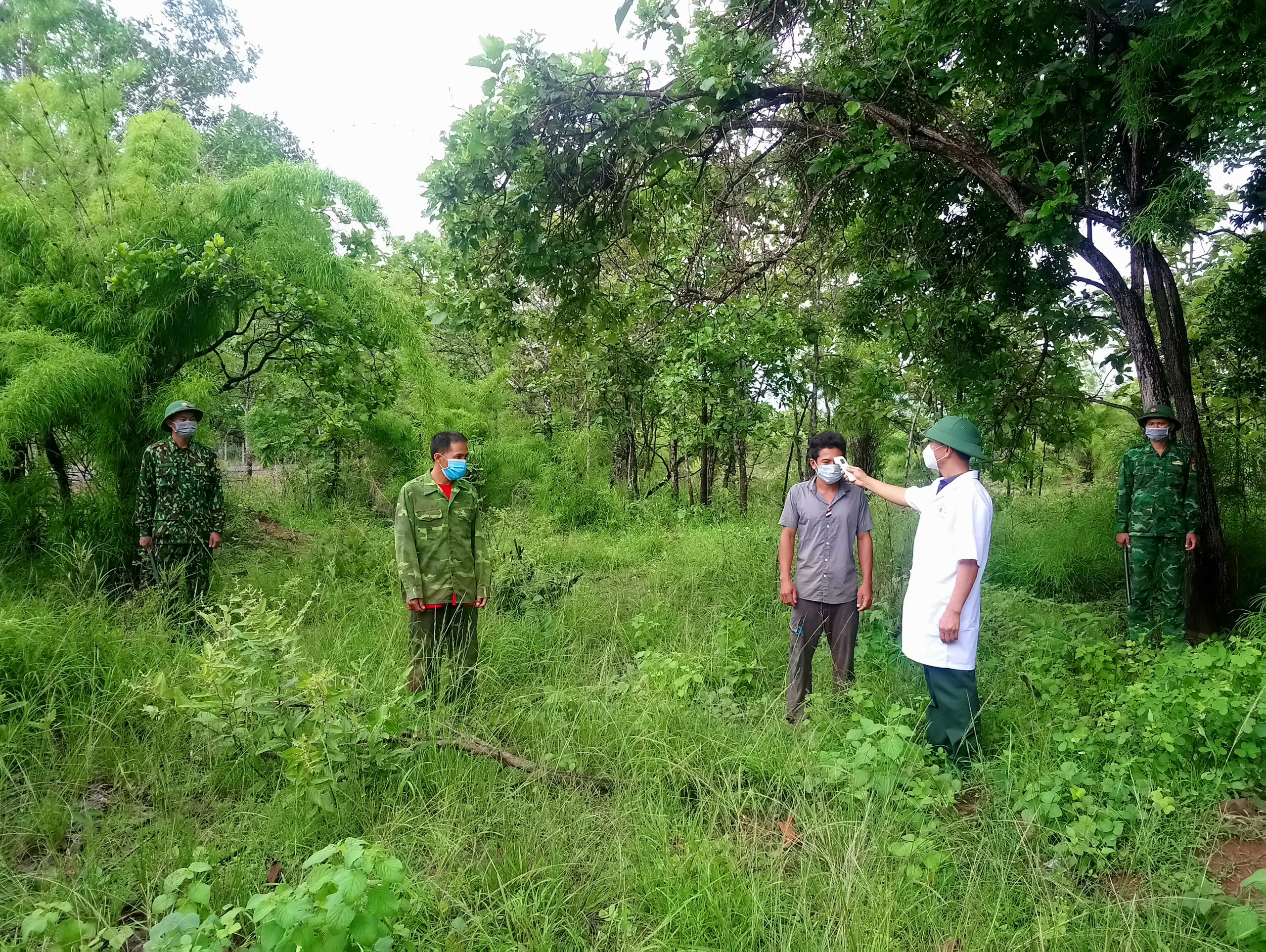 Phát hiện và bàn giao cách ly 2 đối tượng vi phạm quy chế biên giới