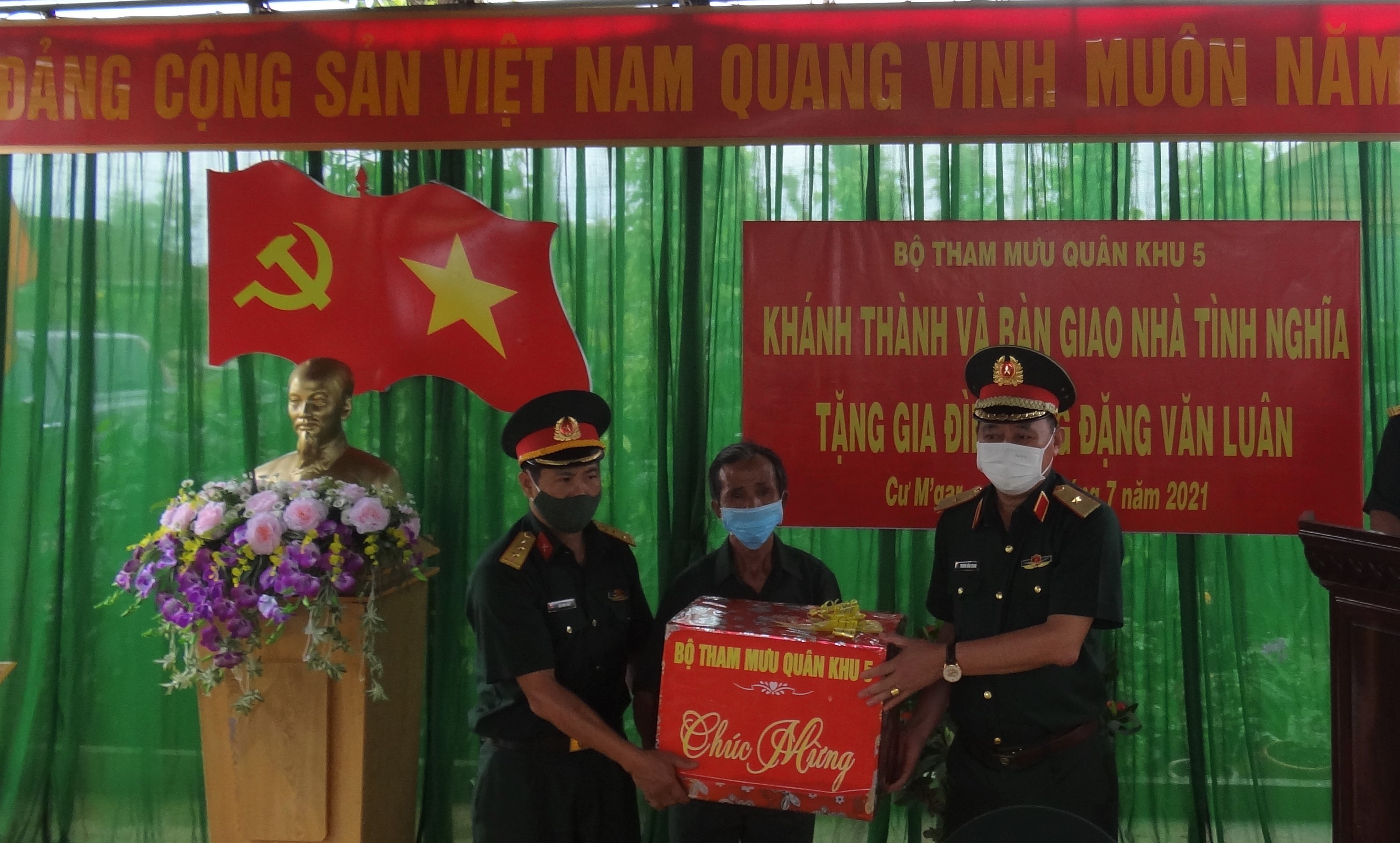 Bộ Tham mưu Quân khu 5 tổ chức bàn giao nhà tình nghĩa