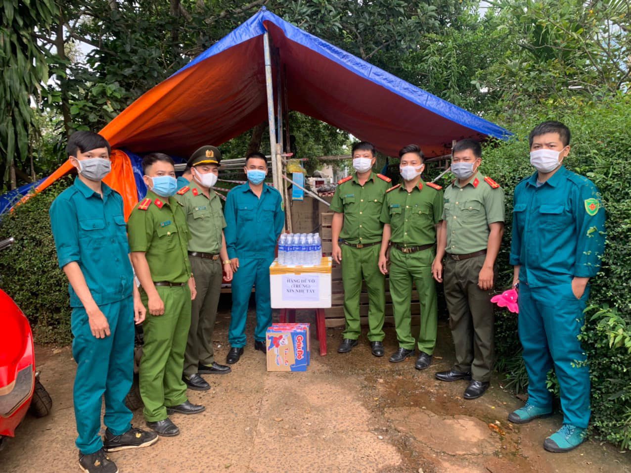 Đoàn Thanh niên Công an tỉnh thăm, tặng quà các đơn vị tham gia phòng chống dịch Covid