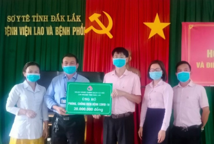 Chi nhánh Ngân hàng Chính sách xã hội tỉnh Đắk Lắk ủng hộ gần 400 triệu đồng phòng chống dịch COVID-19