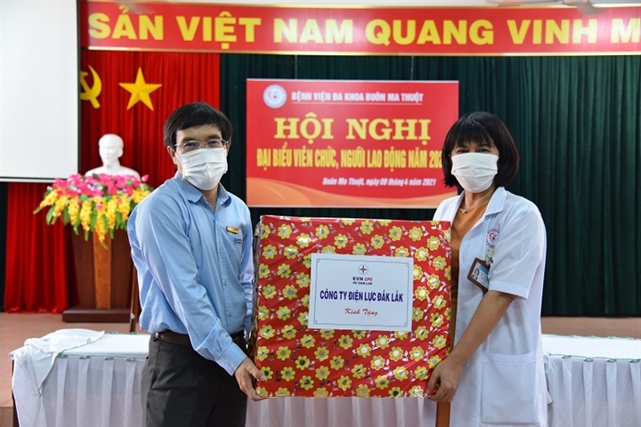 PC Đắk Lắk tặng phương tiện phòng hộ cá nhân cho Bệnh viện Đa khoa Thành phố Buôn Ma Thuột