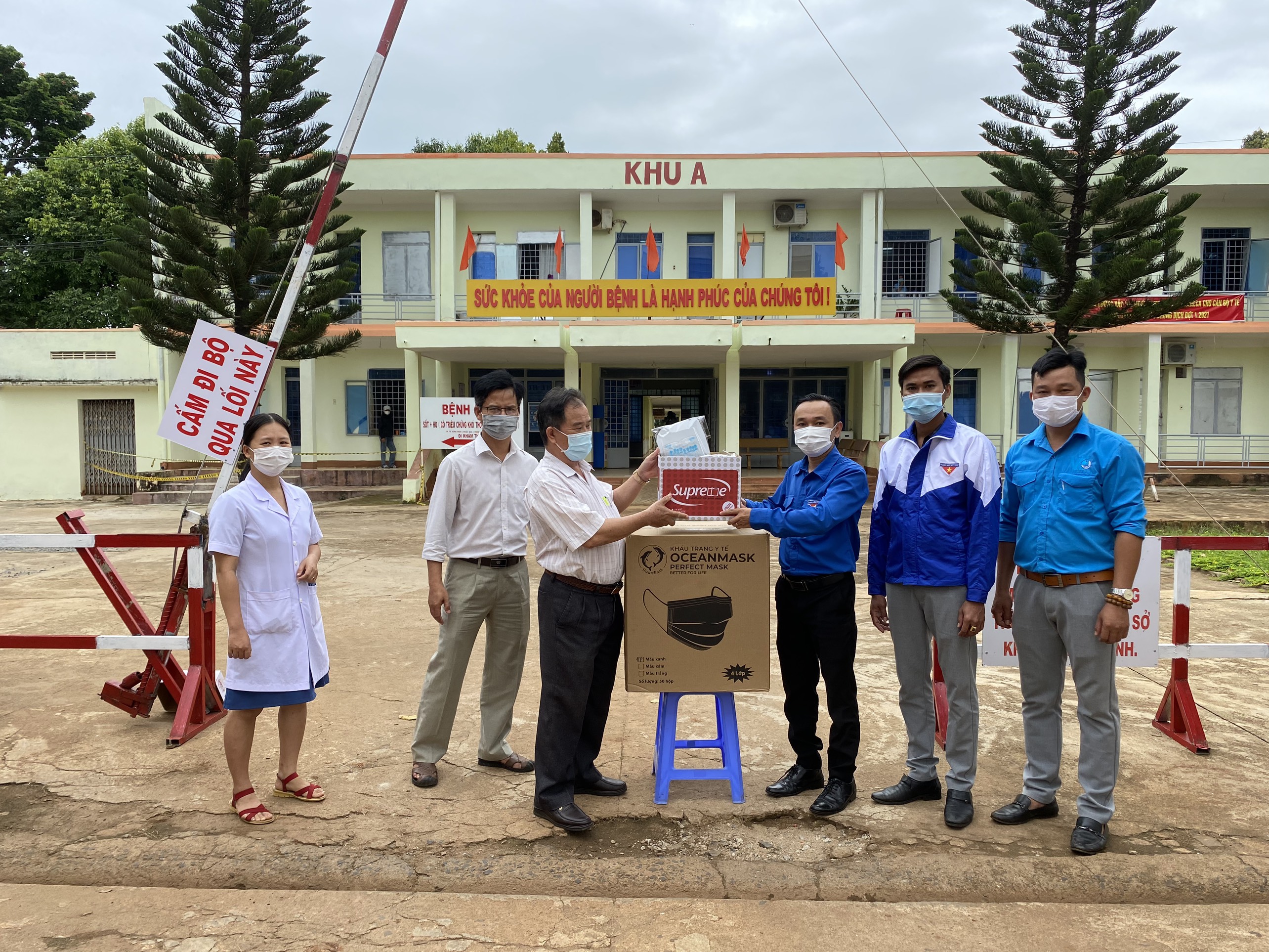 Huyện đoàn Cư M’gar trao tặng kính chống giọt bắn và khẩu trang y tế