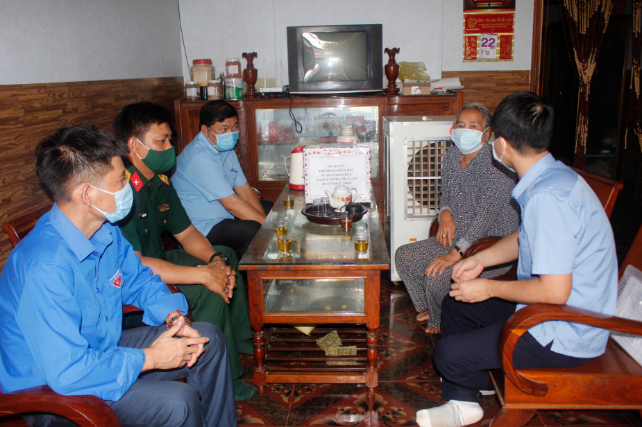 Huyện Buôn Đôn thăm, tặng quà gia đình chính sách nhân kỷ niệm 74 năm Ngày Thương binh liệt sỹ 27/7