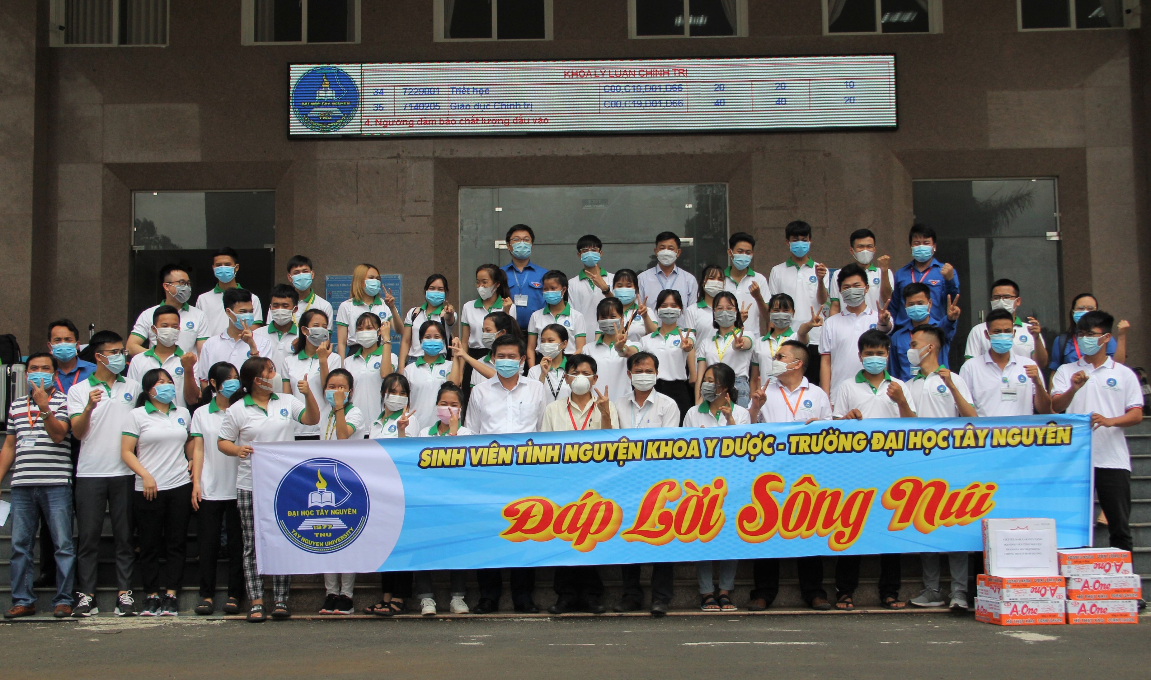 Sinh viên ngành Y dược Trường Đại học Tây Nguyên lên đường chi viện tỉnh Bình Dương chống dịch