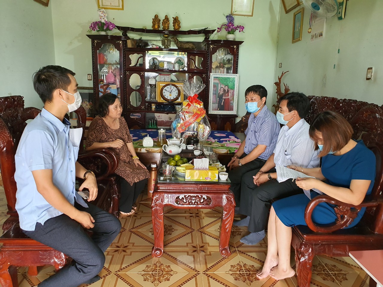 Huyện M’Đrắk thăm và tặng quà các gia đình chính sách