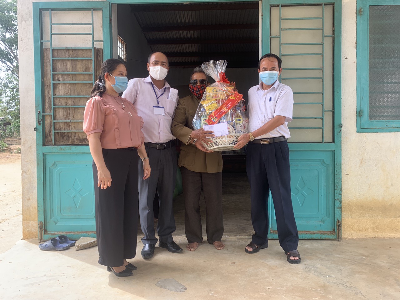 Huyện ủy M'Drắk thăm hỏi, tặng quà gia đình chính sách