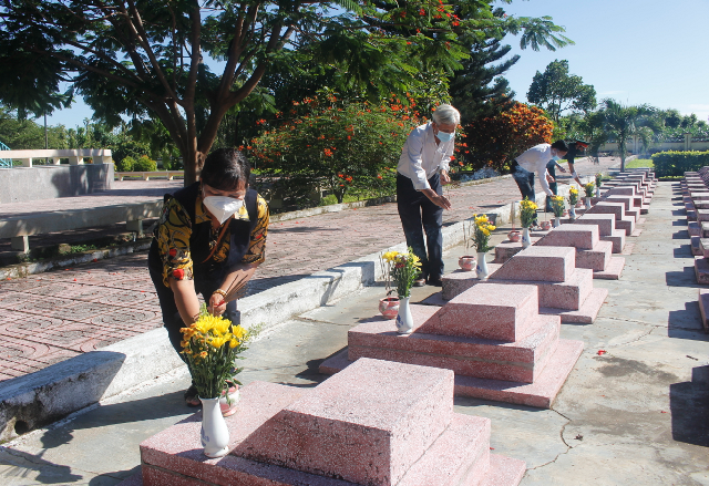 Huyện Buôn Đôn viếng Nghĩa trang liệt sĩ nhân kỷ niệm 74 năm Ngày Thương binh, Liệt sỹ