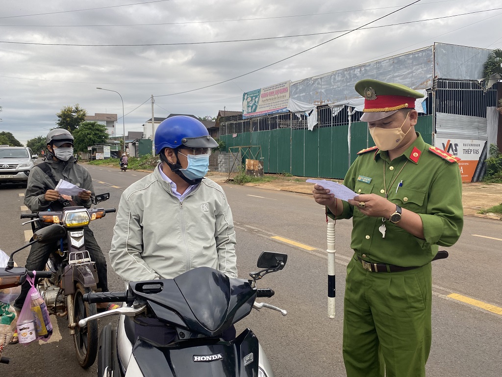 Huyện Cư M’gar thành lập chốt kiểm dịch phòng chống dịch Covid-19 trên Tỉnh lộ 8