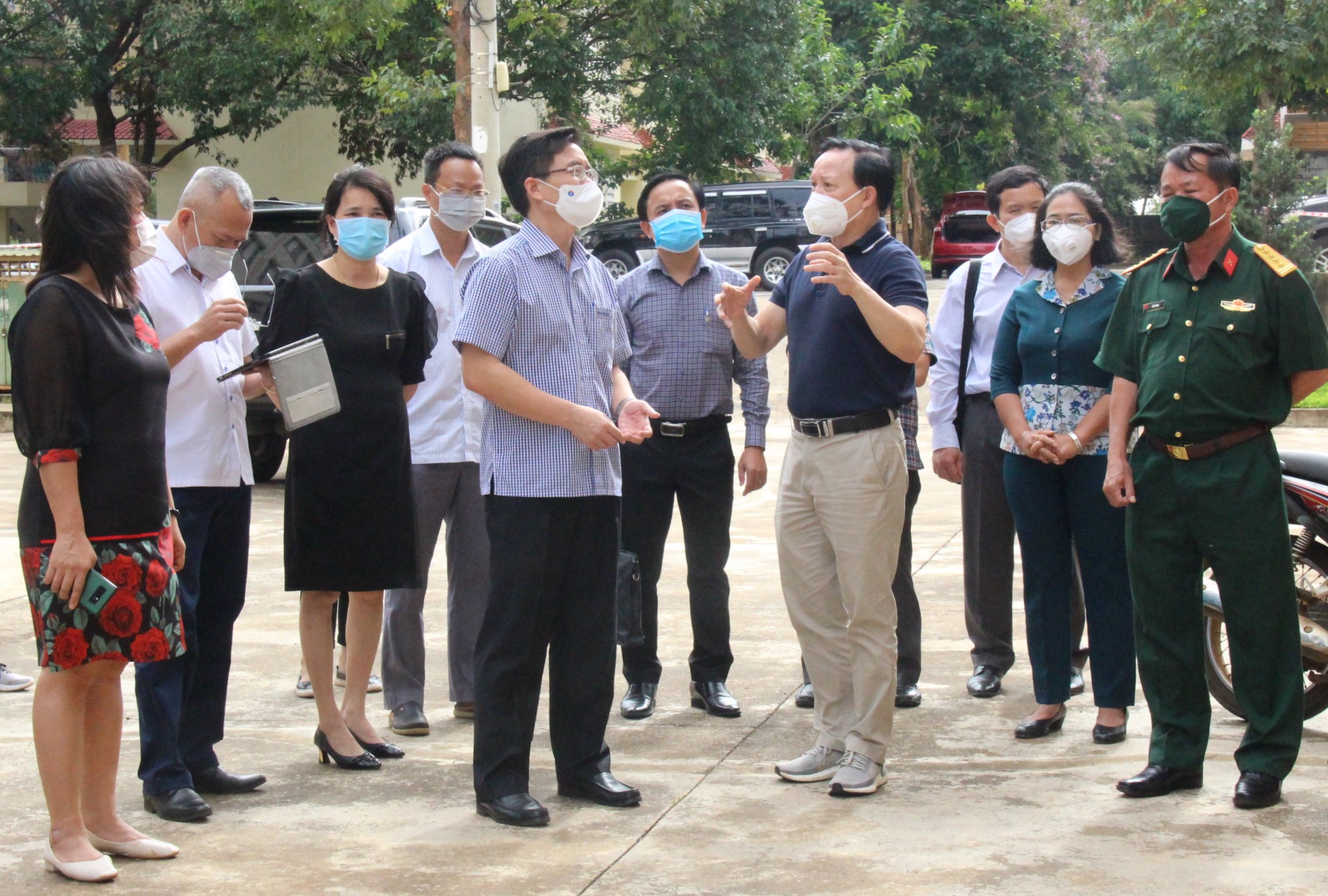 Secretary of the Party Committee of Dak Lak Province Mr. Nguyen Dinh Trung inspects preparations for Field Hospital No.1