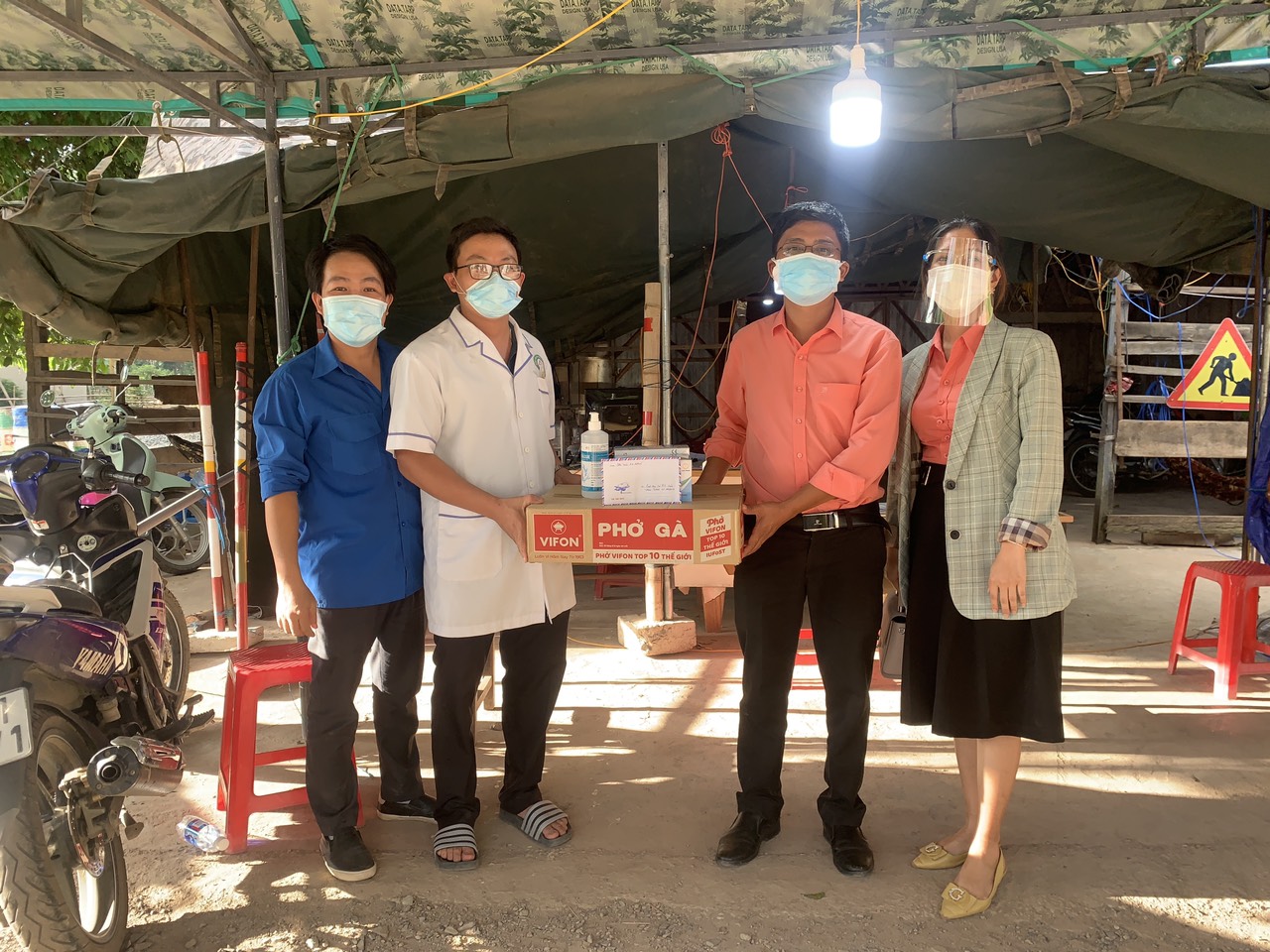 Nhà thuốc doanh nghiệp huyện M'Drắk chung tay phòng, chống dịch Covid-19