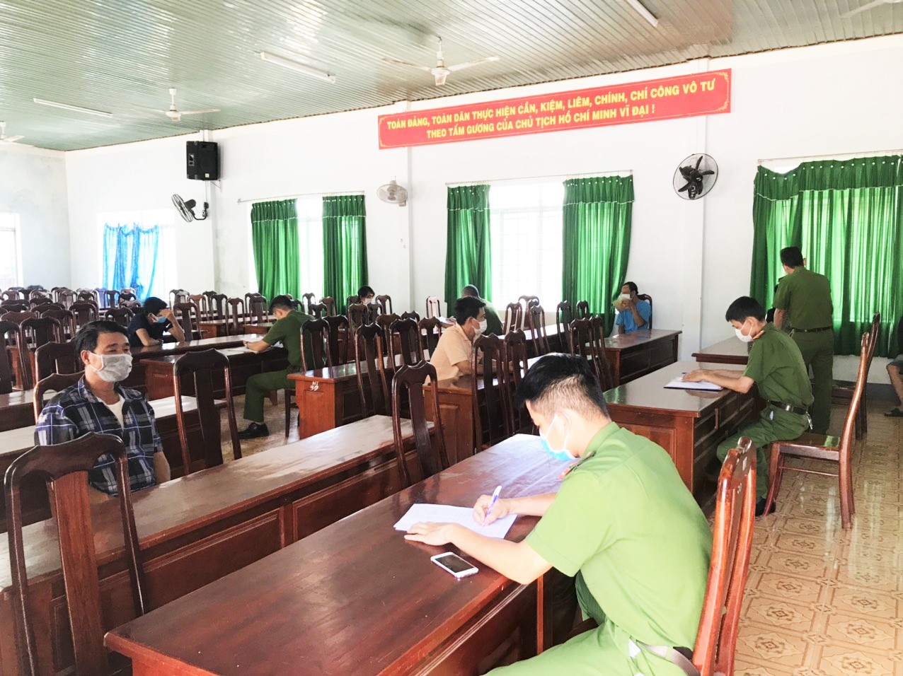 Xử phạt 4 trường hợp tụ tập đánh bài trong thời gian giãn cách phòng chống dịch COVID-19