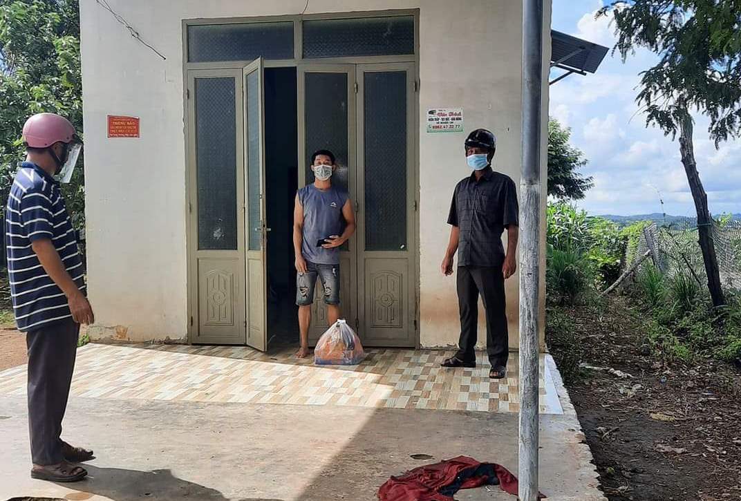 Trao quà hỗ trợ cho các hộ bị cách ly tại nhà có hoàn cảnh khó khăn
