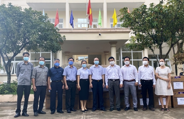 VOV Tây Nguyên trao tặng trang thiết bị y tế trị giá gần 170 triệu đồng cho CDC Đắk Lắk.